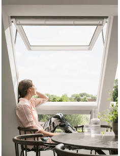Finestra per tetti a vasistas elettrica due motori a catena apertura fino a 45° Velux su eSAEM.it
